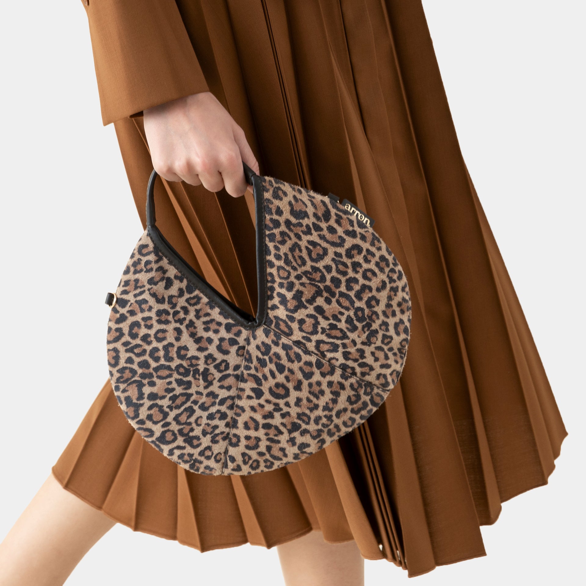 borsa mini forma rotonda hobo in pelle martellata laminata bronzo design contemporaneo minimalista brand Arron made in Italy