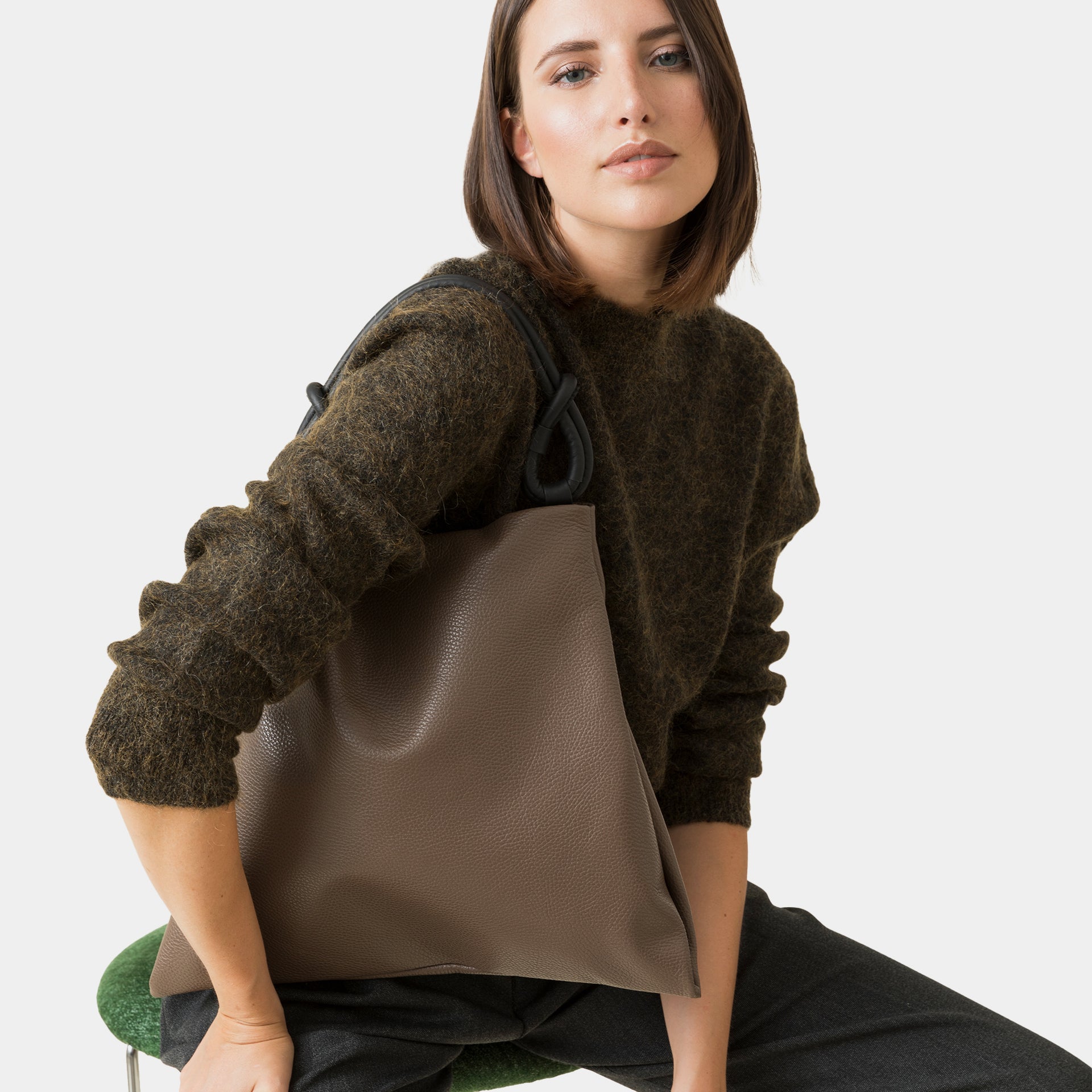 borsa hobo pelle martellata marrone cacao manico con nodi minimalista trendy design brand Arron made in Italy