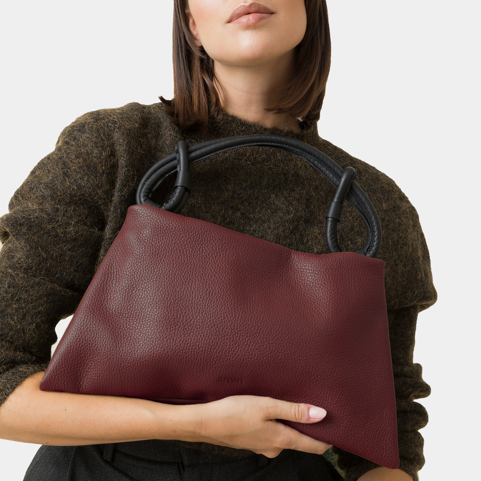 borsa hobo pelle martellata bordeaux burgundy manico con nodi minimalista trendy design brand Arron made in Italy