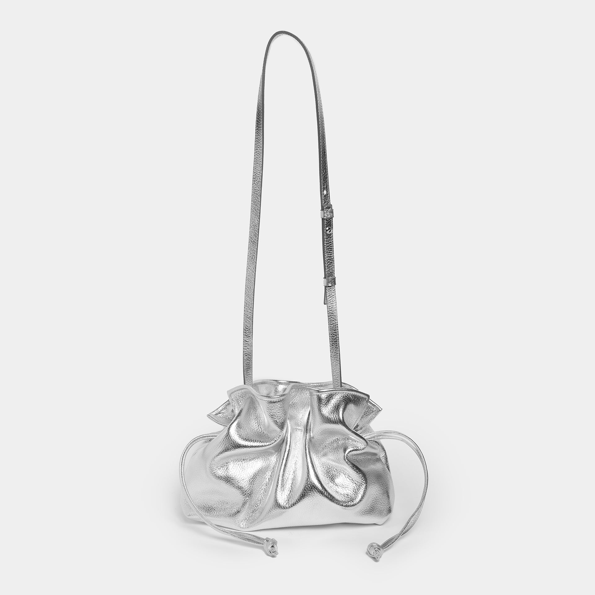 borsa a sacchetto Rossana di pelle argento brand Arron con tracolla chic luminosa