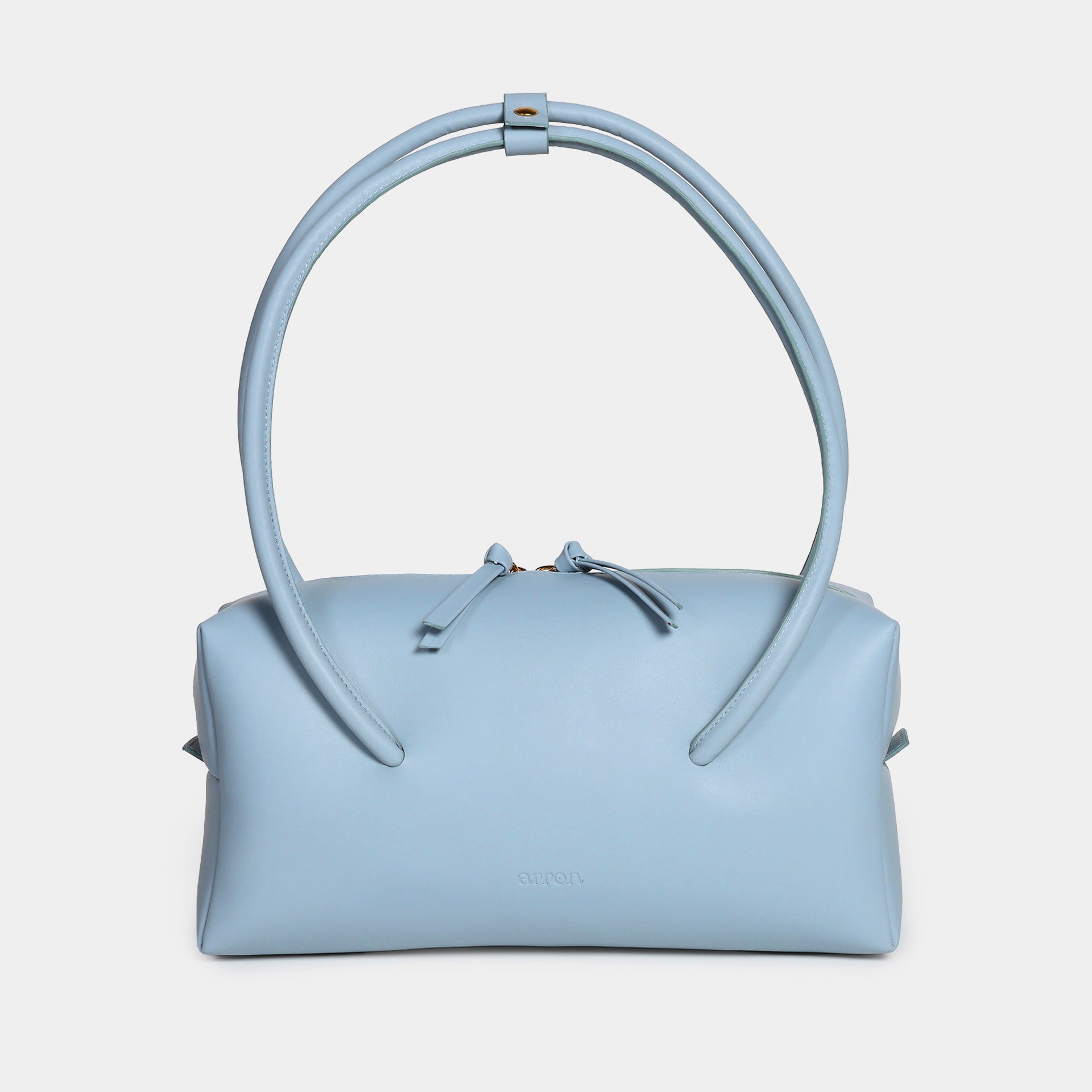 Carol borsa in pelle azzurro cielo scultorea grafica modello east west con manico di design brand Arron vista frontale