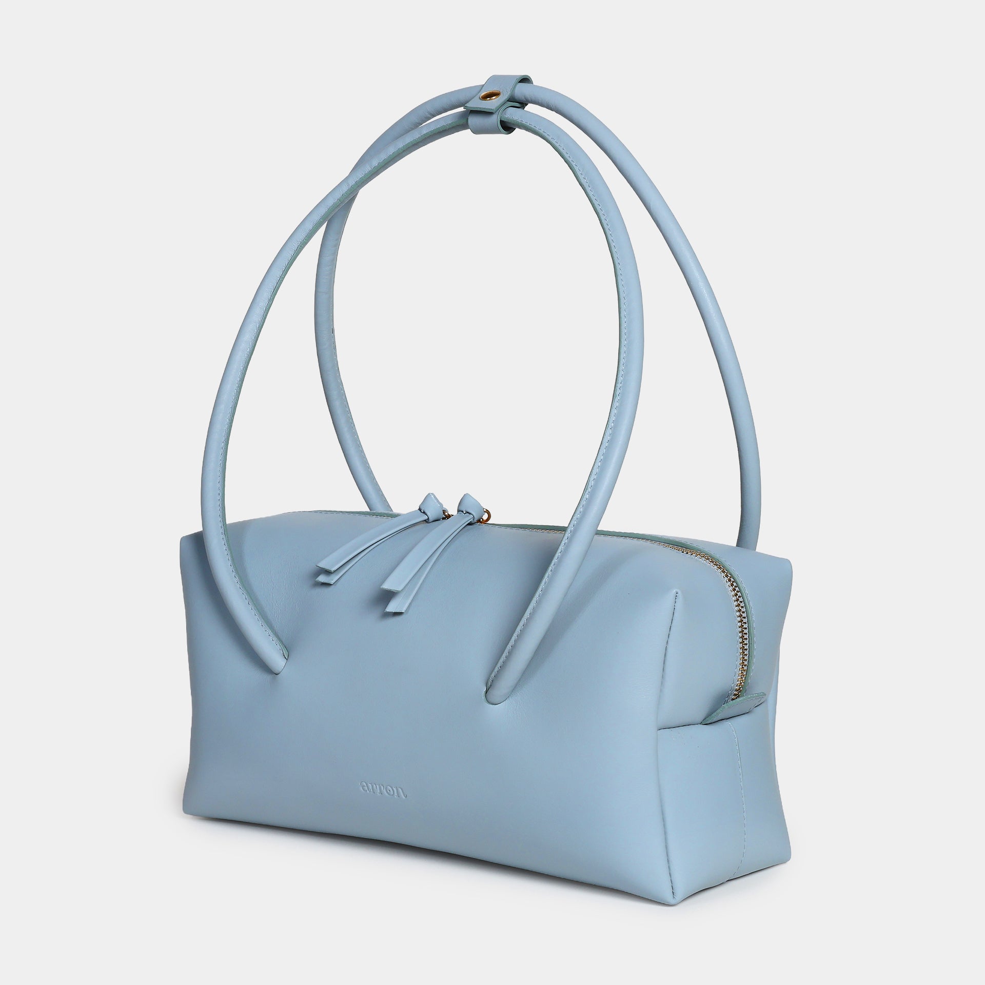 Carol borsa in pelle azzurro cielo scultorea grafica modello east west con manico di design brand Arron vista laterale