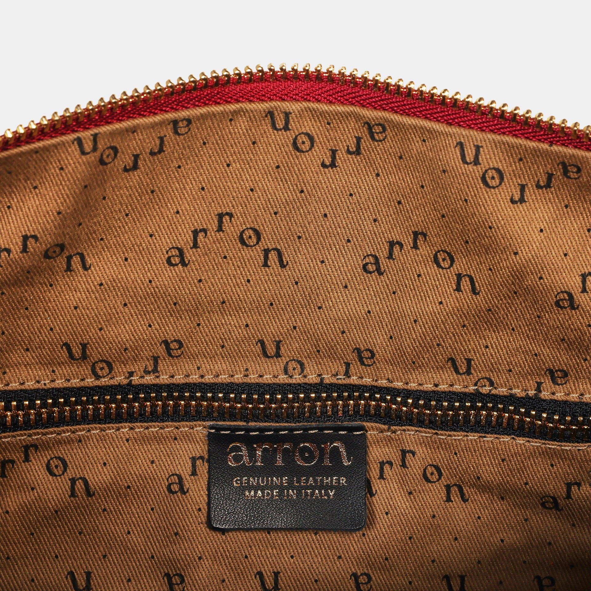 interno con dettaglio di fodera Arron e tasca con zip