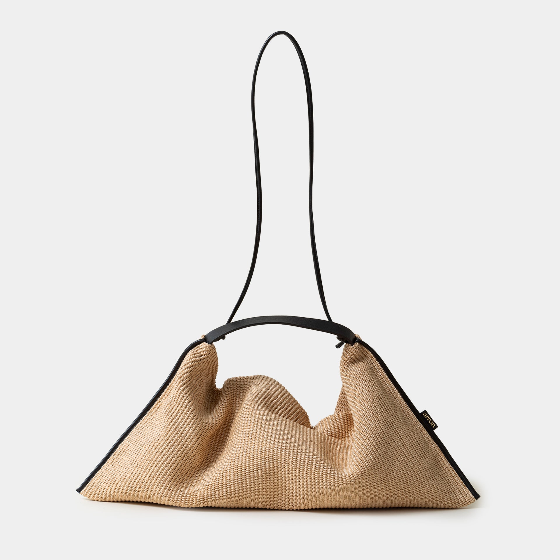 borsa Futura del brand Arron in rafia ecrù con bordi in pelle nera destrutturata con tracolla vista frontale