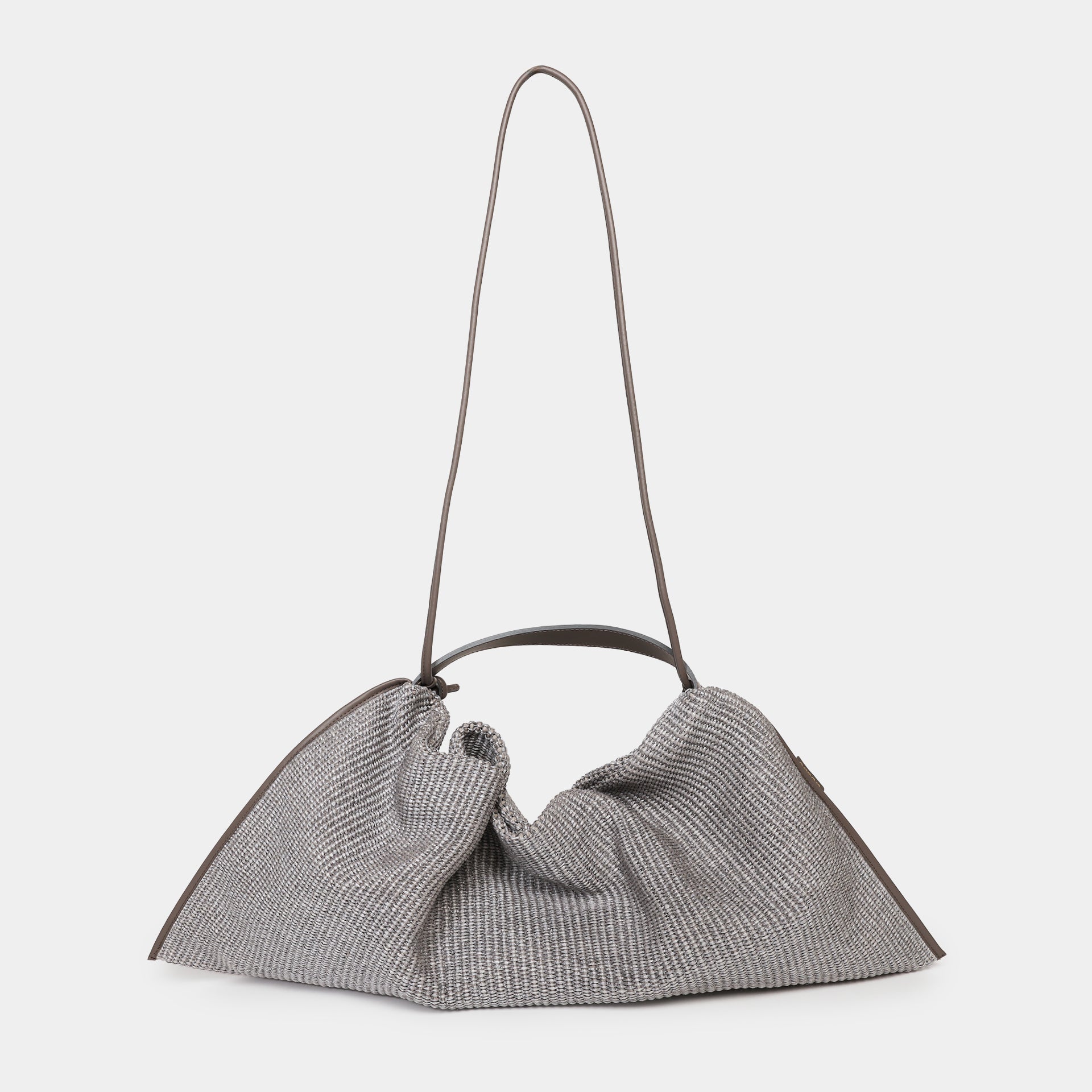 borsa grande morbida e capiente in rafia grigio perla e pelle del brand Arron