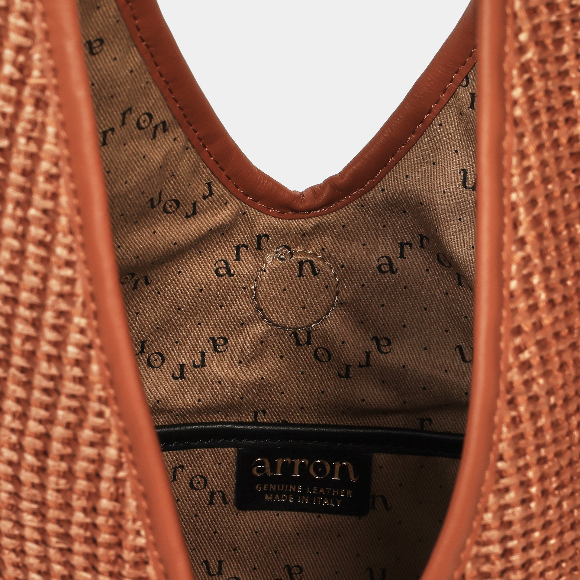 Borsa hobo rotonda in rafia e pelle nocciola design minimale e contemporaneo interno dettaglio fodera