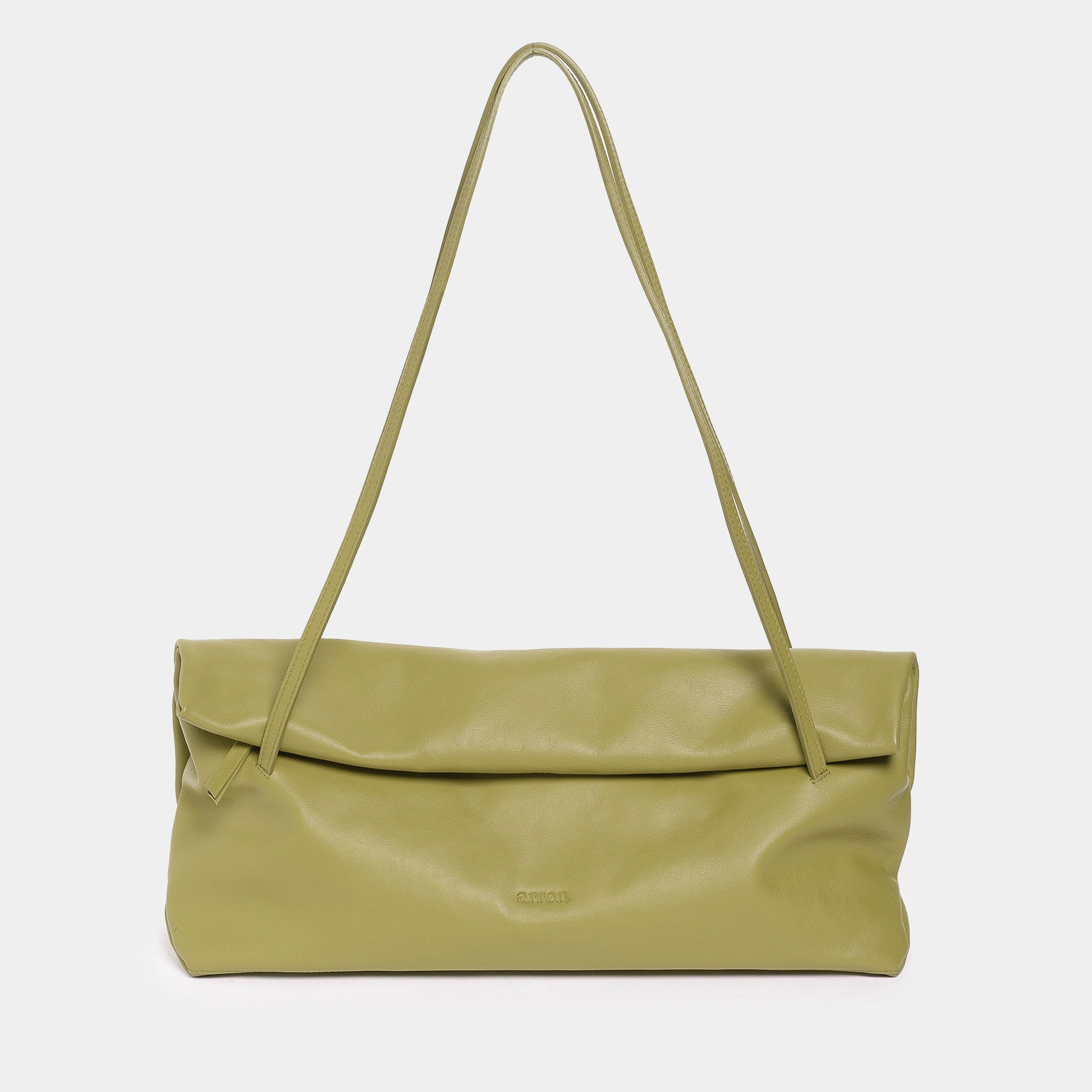 borsa Otta made in Italy del brand Arron in pelle, forma allungata east west, trendy, color olio morbida e leggera manici fini