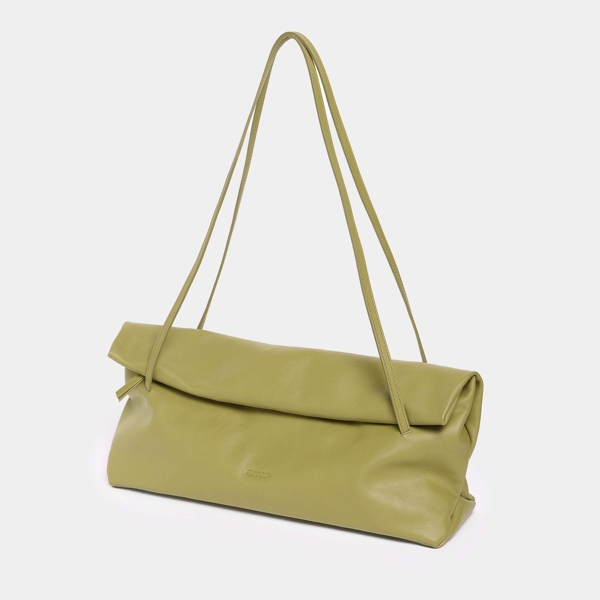 borsa Otta made in Italy del brand Arron in pelle, forma allungata east west, trendy, color olio morbida e leggera manici fini vista laterale