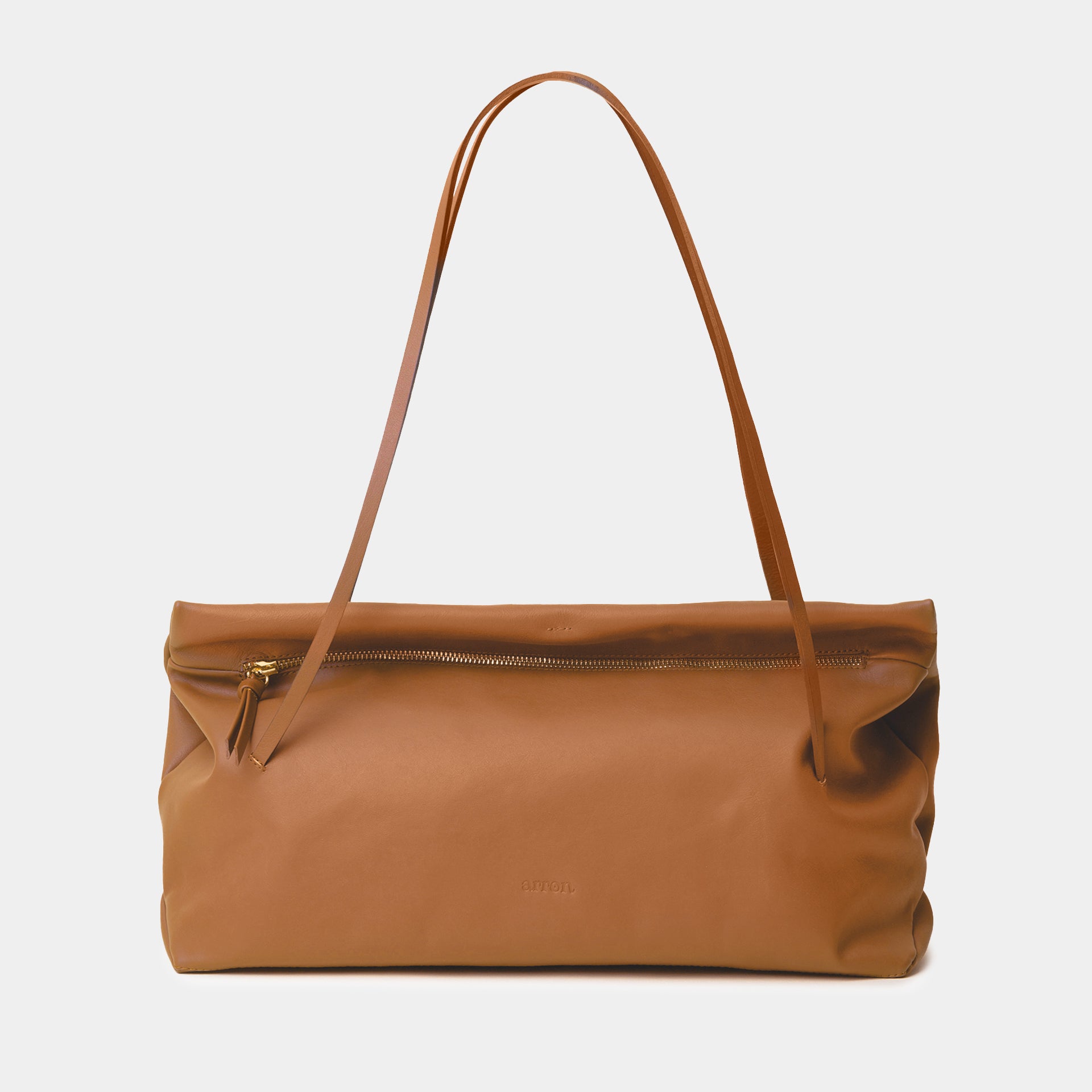 borsa Otta made in Italy del brand Arron in pelle color cognac, forma allungata east west, trendy, leggera manici fini