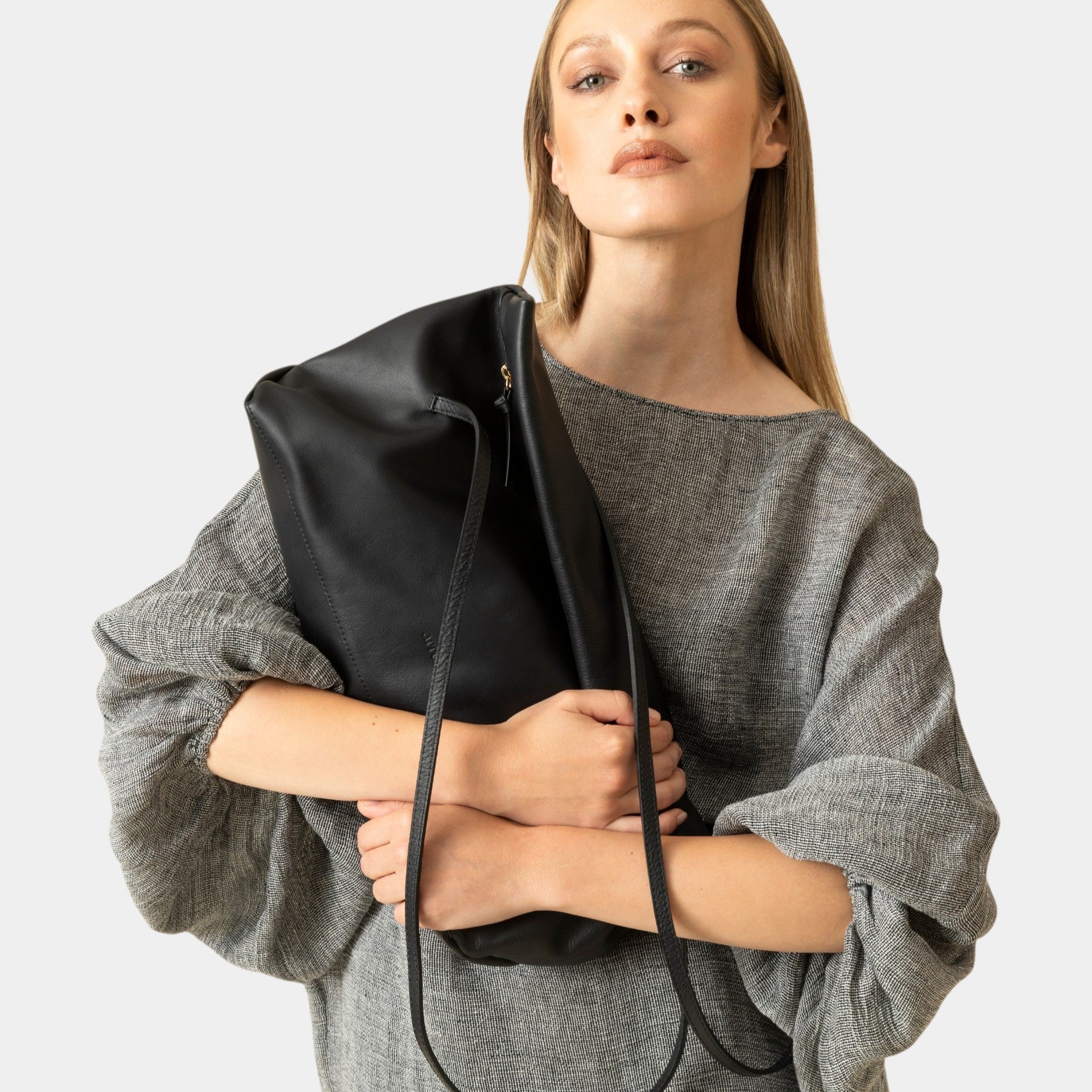 borsa Otta made in Italy del brand Arron in pelle, forma allungata east west, trendy, color nero morbida e leggera manici fini