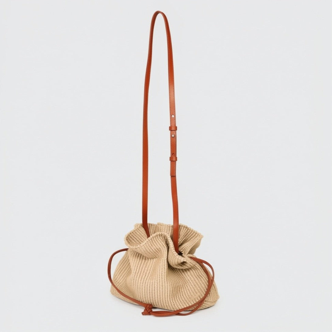 borsa Rossana a sacchetto in rafia ecrù naturale e pelle con tracolla e coulisse morbida quotidiana made in italy Arron