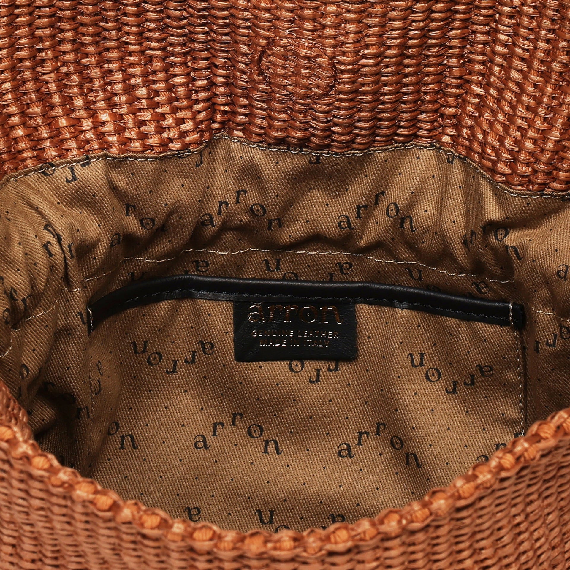 rossana borsa Arron
a sacchetto in rafia marrone con tracolla leggere quotidiana morbida dettaglio interno fodera taschino
