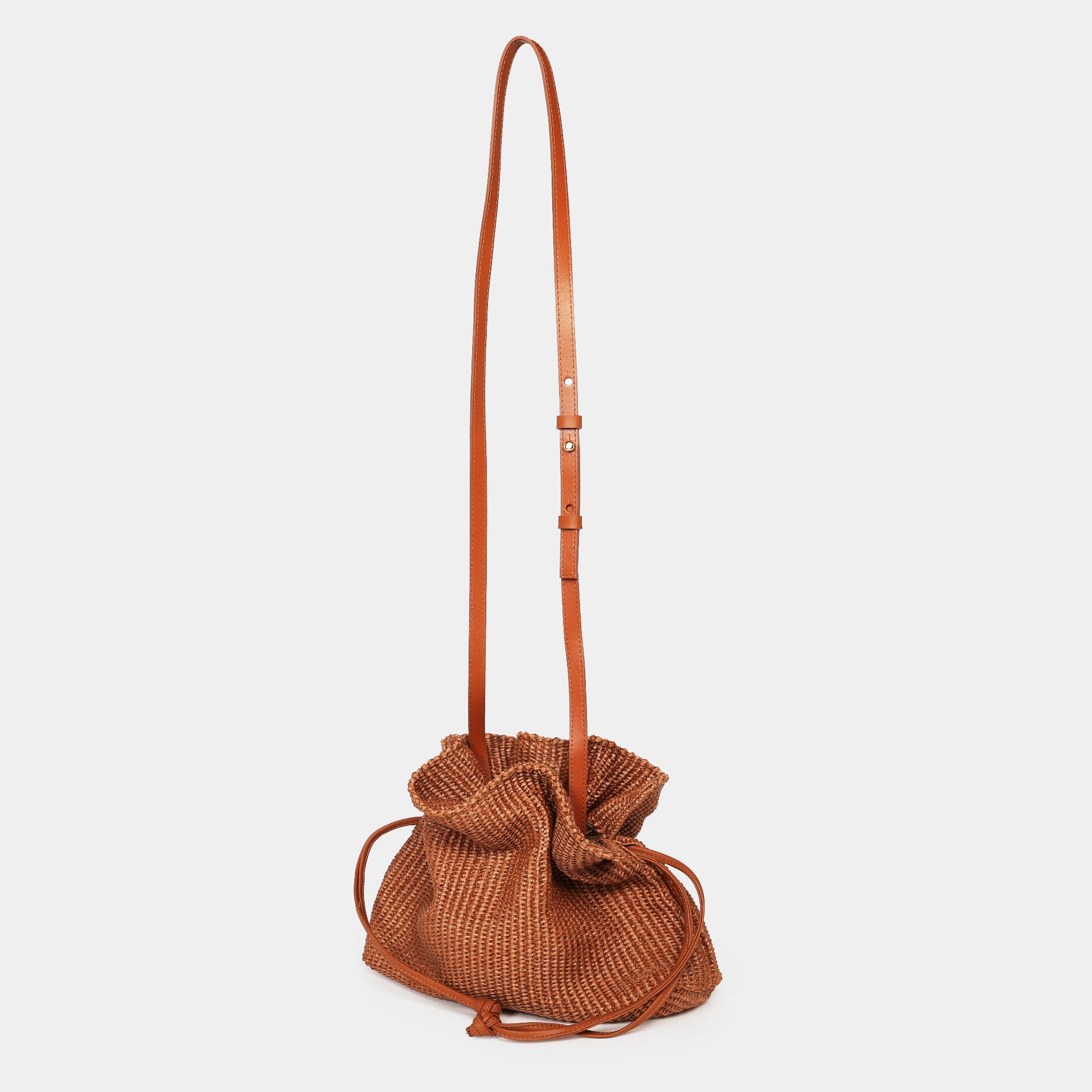 rossana borsa Arron
a sacchetto in rafia marrone con tracolla leggere quotidiana morbida laterale