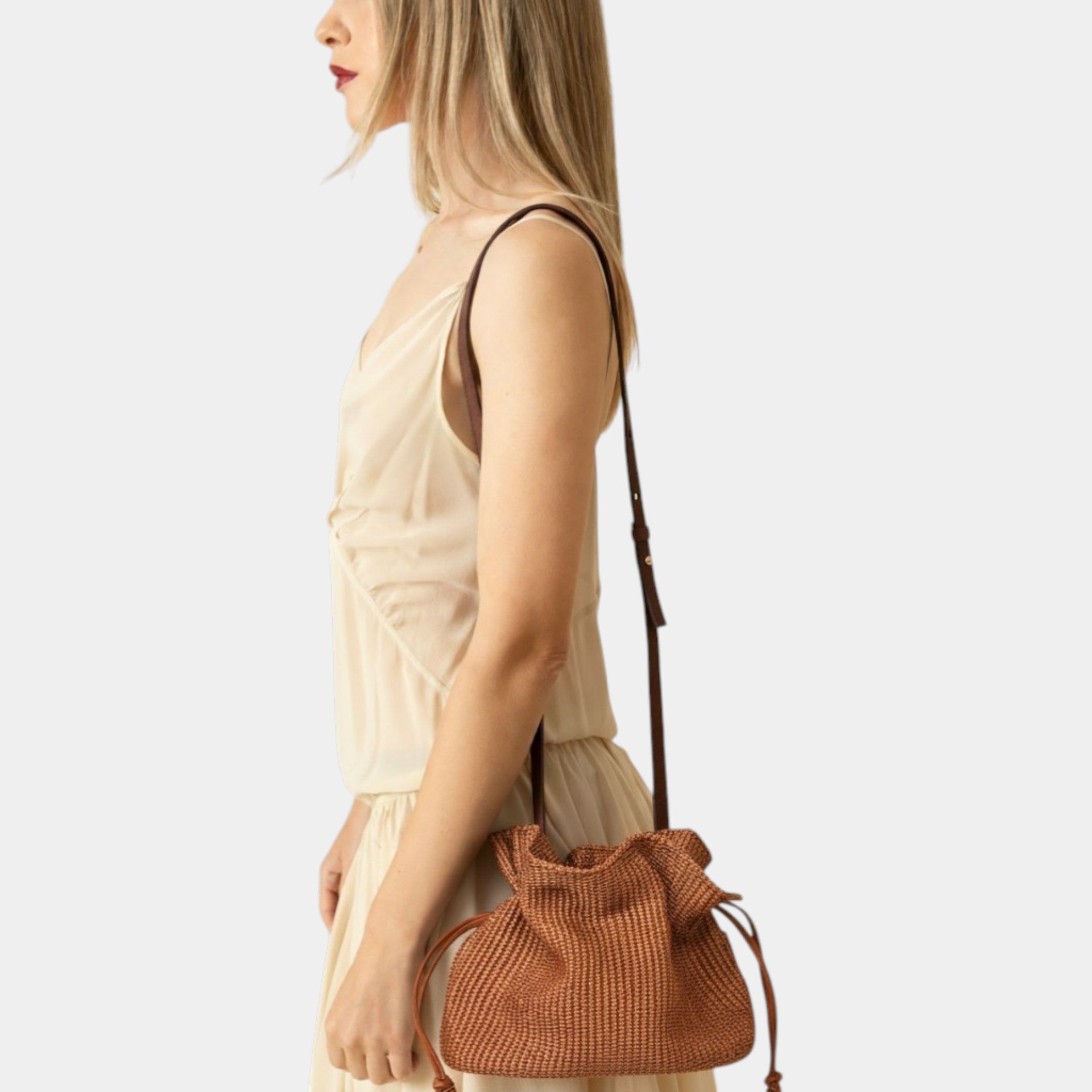 rossana borsa Arron
a sacchetto in rafia marrone con tracolla leggere quotidiana morbida indossata tracolla