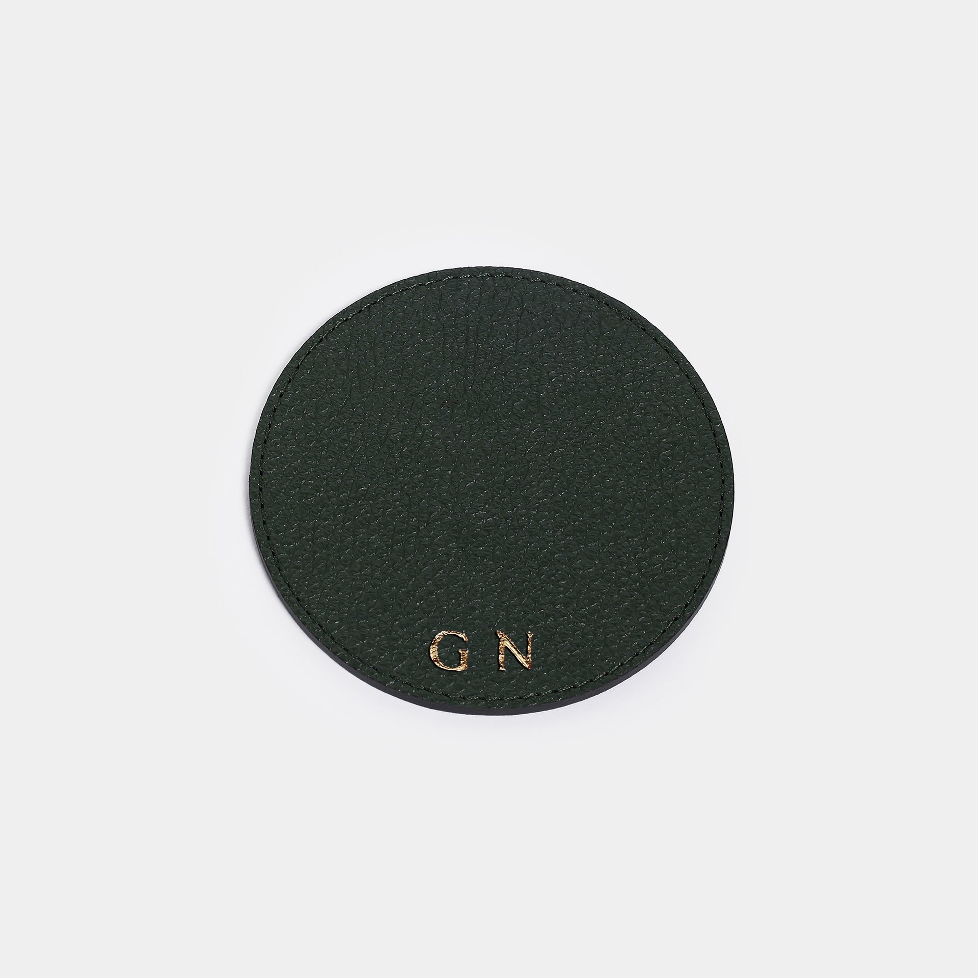 Sottobicchiere Giotto in pelle verde foresta Arron, design elegante Made in Italy, personalizzabile con iniziali oro, idea regalo