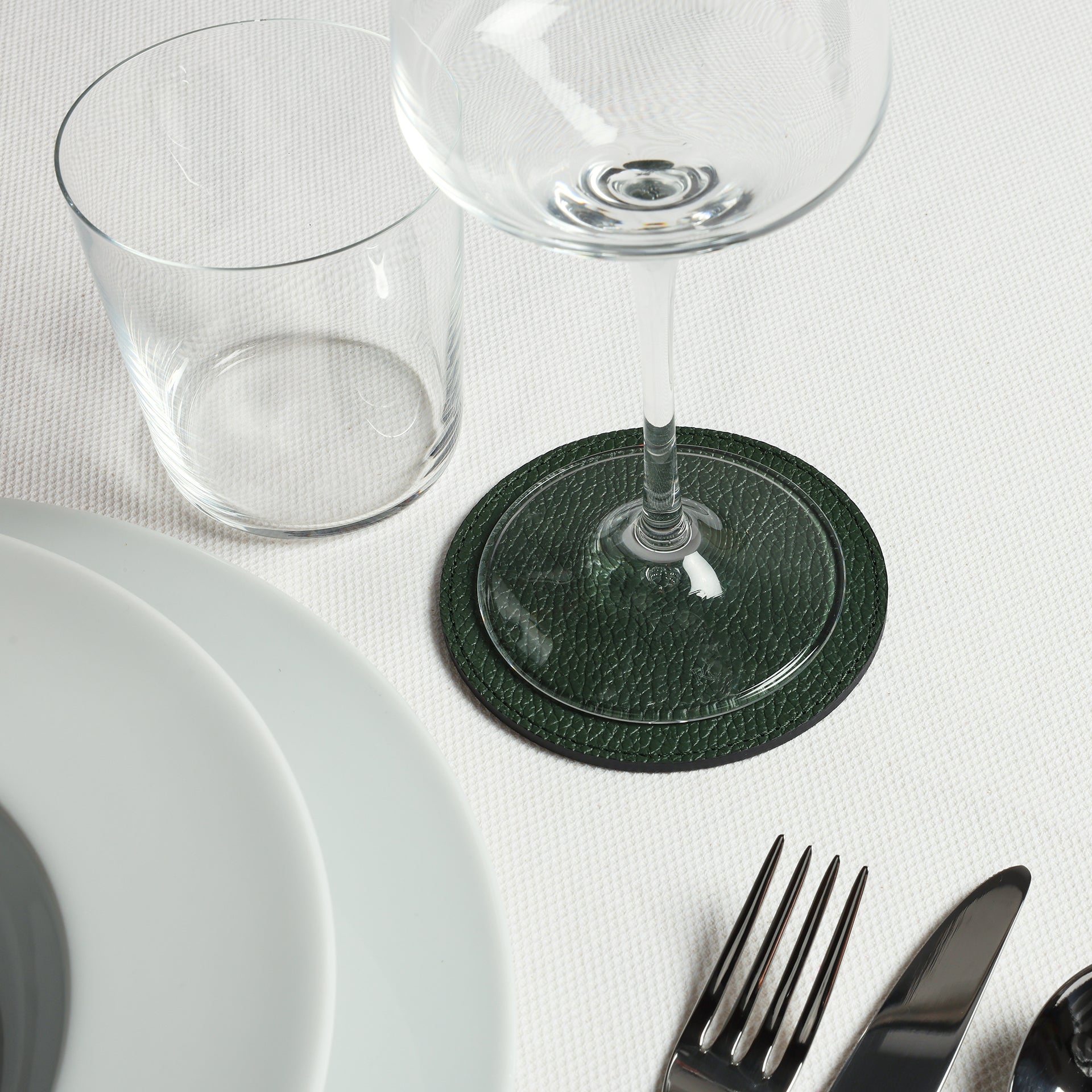 sottobicchiere in pelle martellata verde bosco idea regalo brand Arron made in Italy artigianale per tavola delle feste