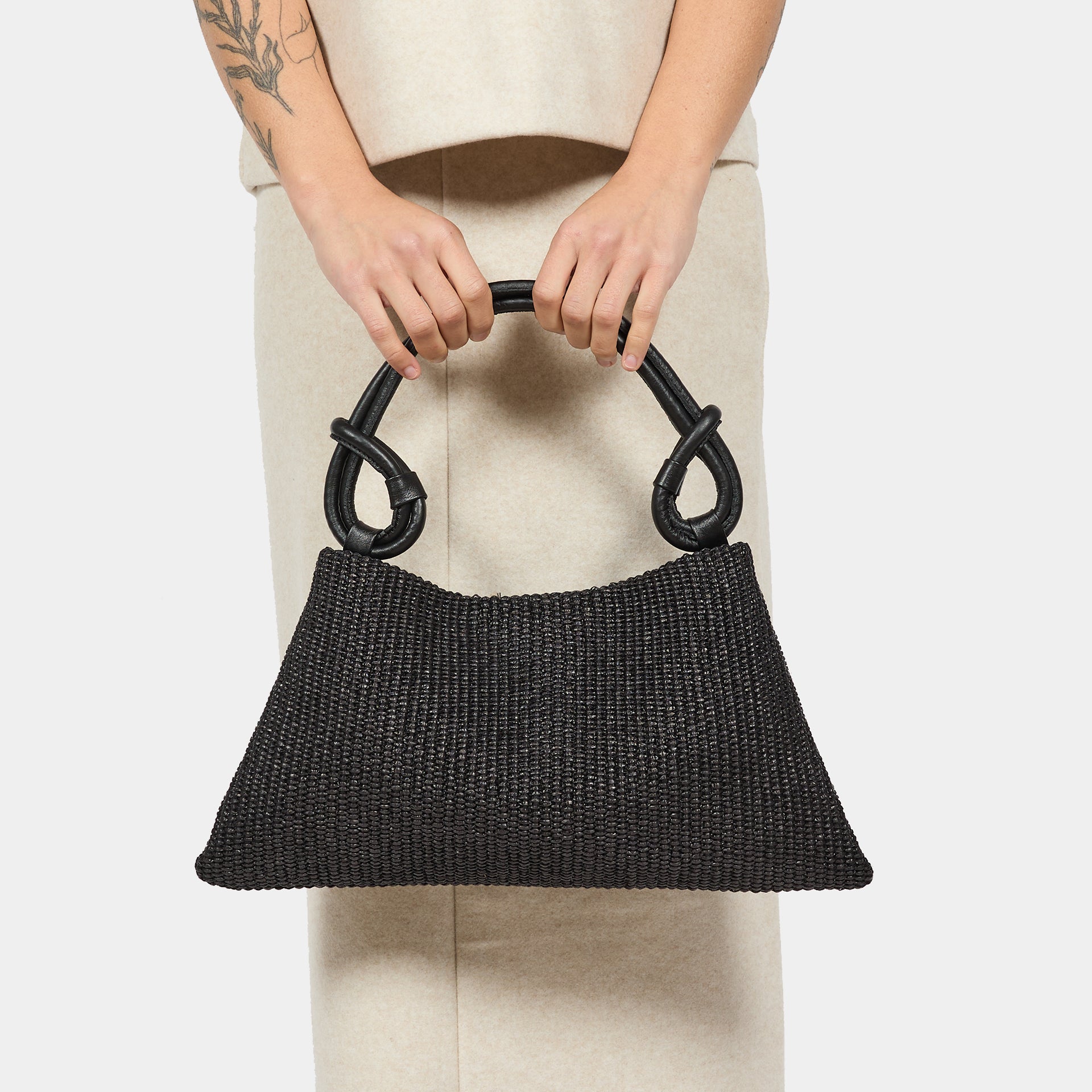 borsa piccola Arron in rafia nera e pelle nera con manico a nodo e tracolla