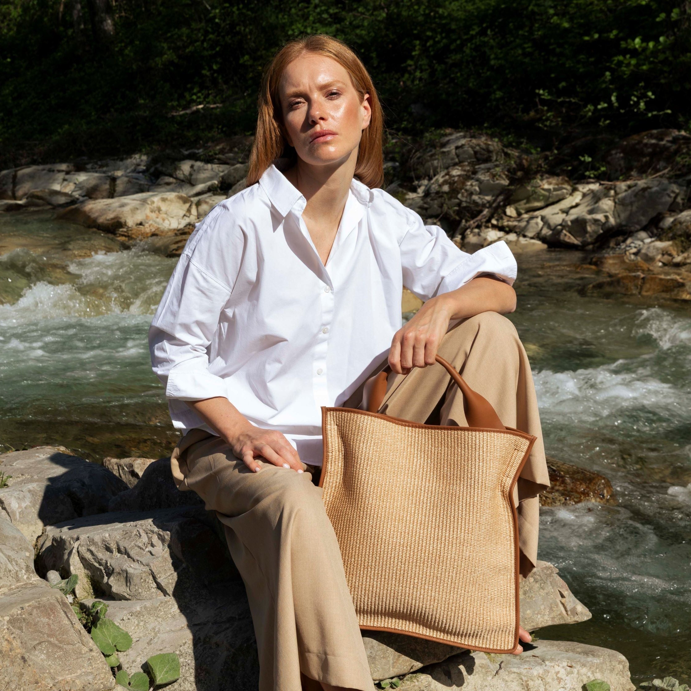 borsa archie in rafia naturale ecru marchio Arron indossata  lifestyle