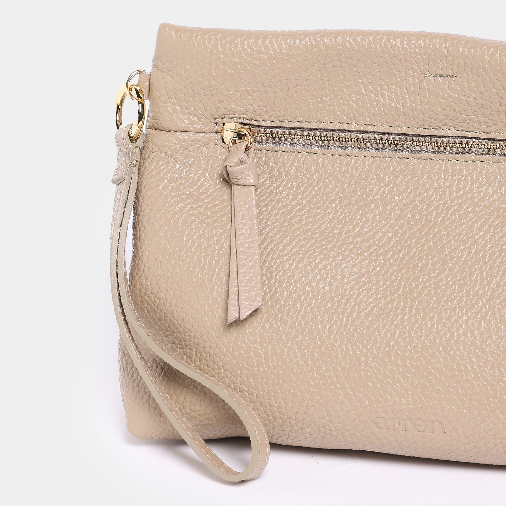 borsa mignon piccola a mano e tracolla brand Arron Made in Italy pelle martellata beige
