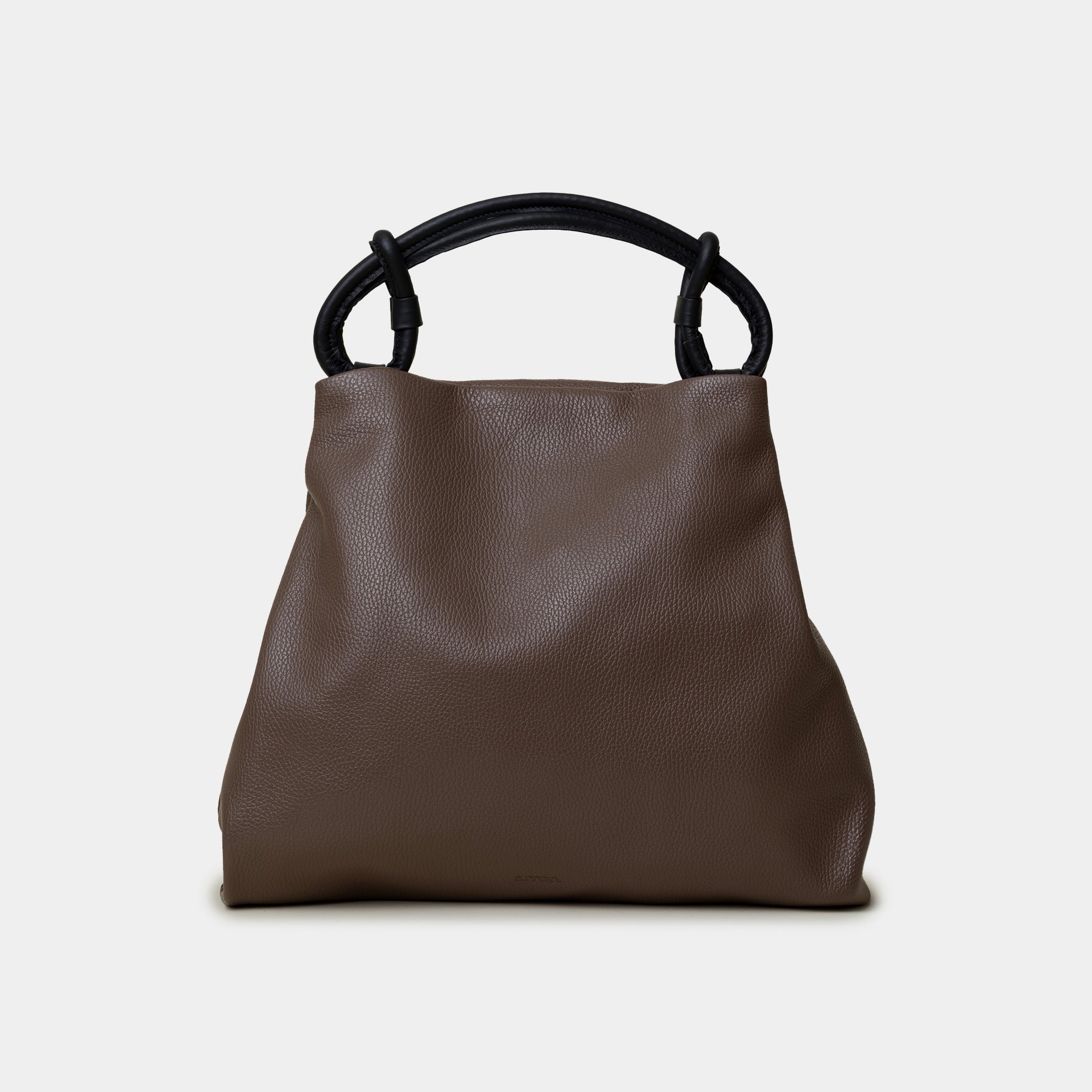 borsa hobo pelle martellata cacao marrone manico con nodi minimalista trendy design brand Arron made in Italy