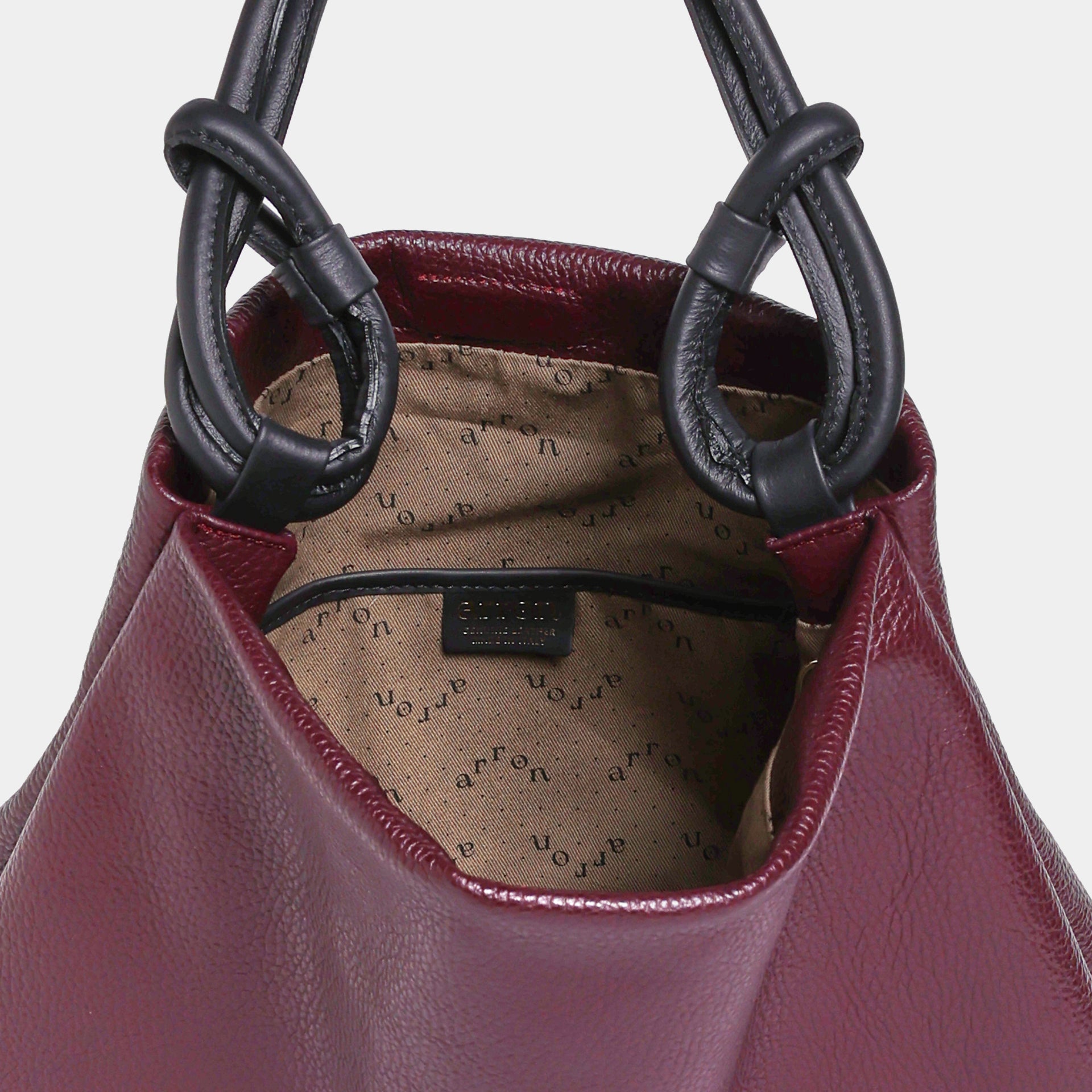 borsa hobo pelle martellata bordeaux burgundy manico con nodi minimalista trendy design brand Arron made in Italy