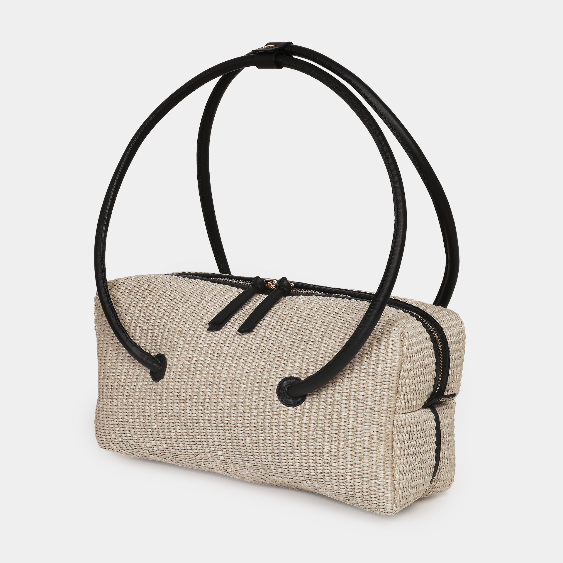 borsa Carol east west in rafia taupe e pelle nera marchio Arron design minimale giapponese manico grafico scultoreo vista laterale Made in Italy 