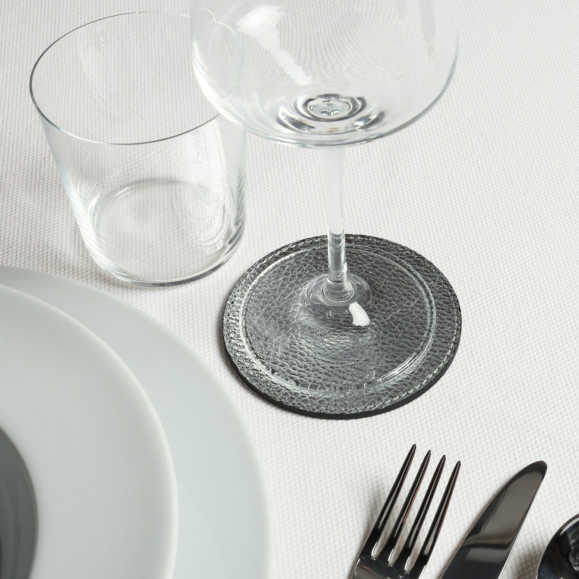 sottobicchiere in pelle argento marchio Arron made in italy artigianale idea regalo elegante per la tavola di natale capodanno personalizzato
