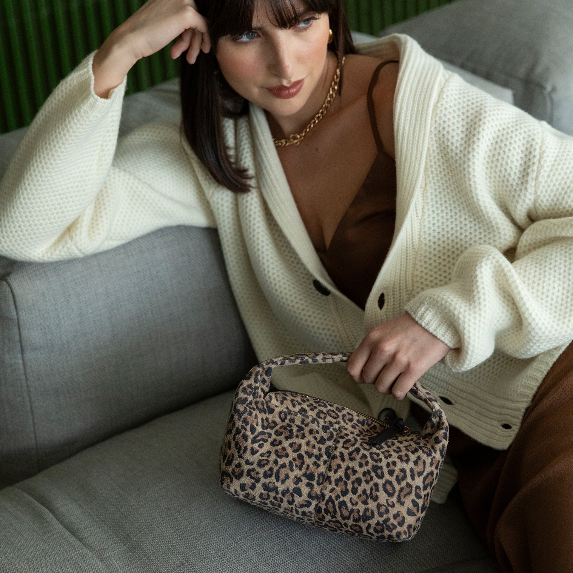 borsa con zip tracolla regolabile compatta Nina camoscio animalier leopardo made in italy arron