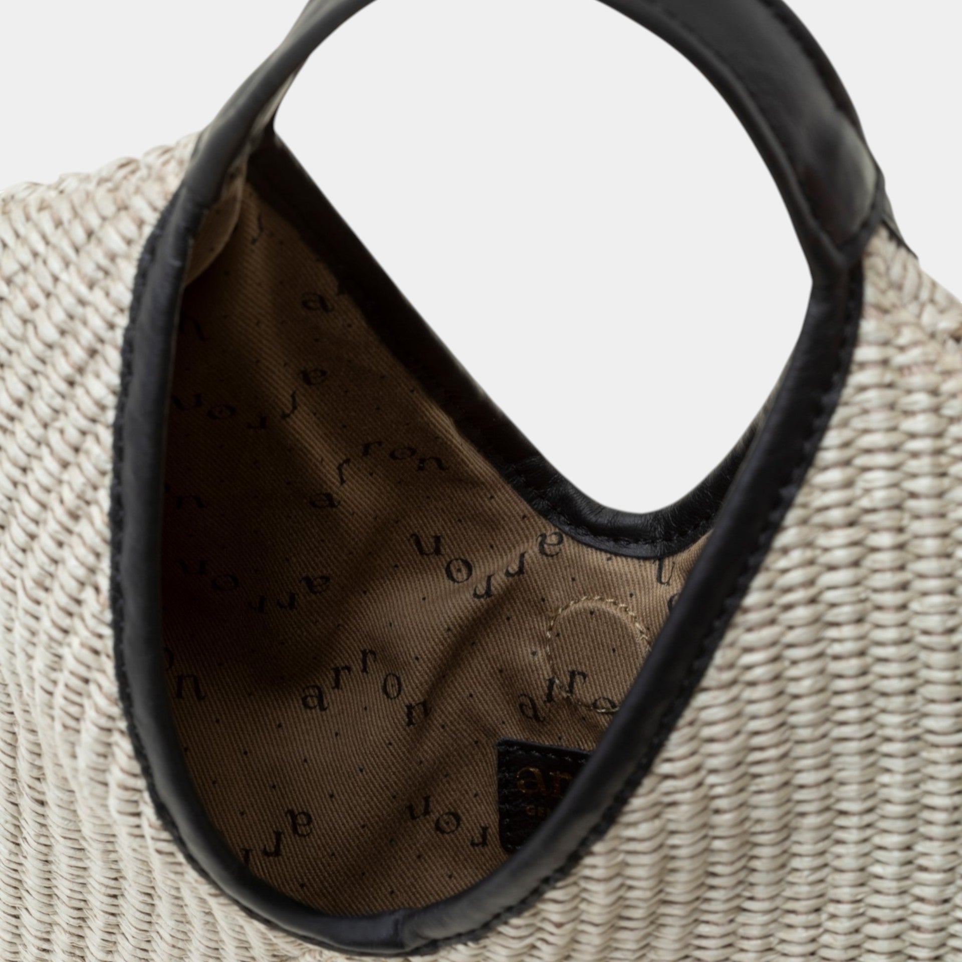 mini borsa Arron in rafia taupe e pelle nera  made in Italy interno dettaglio