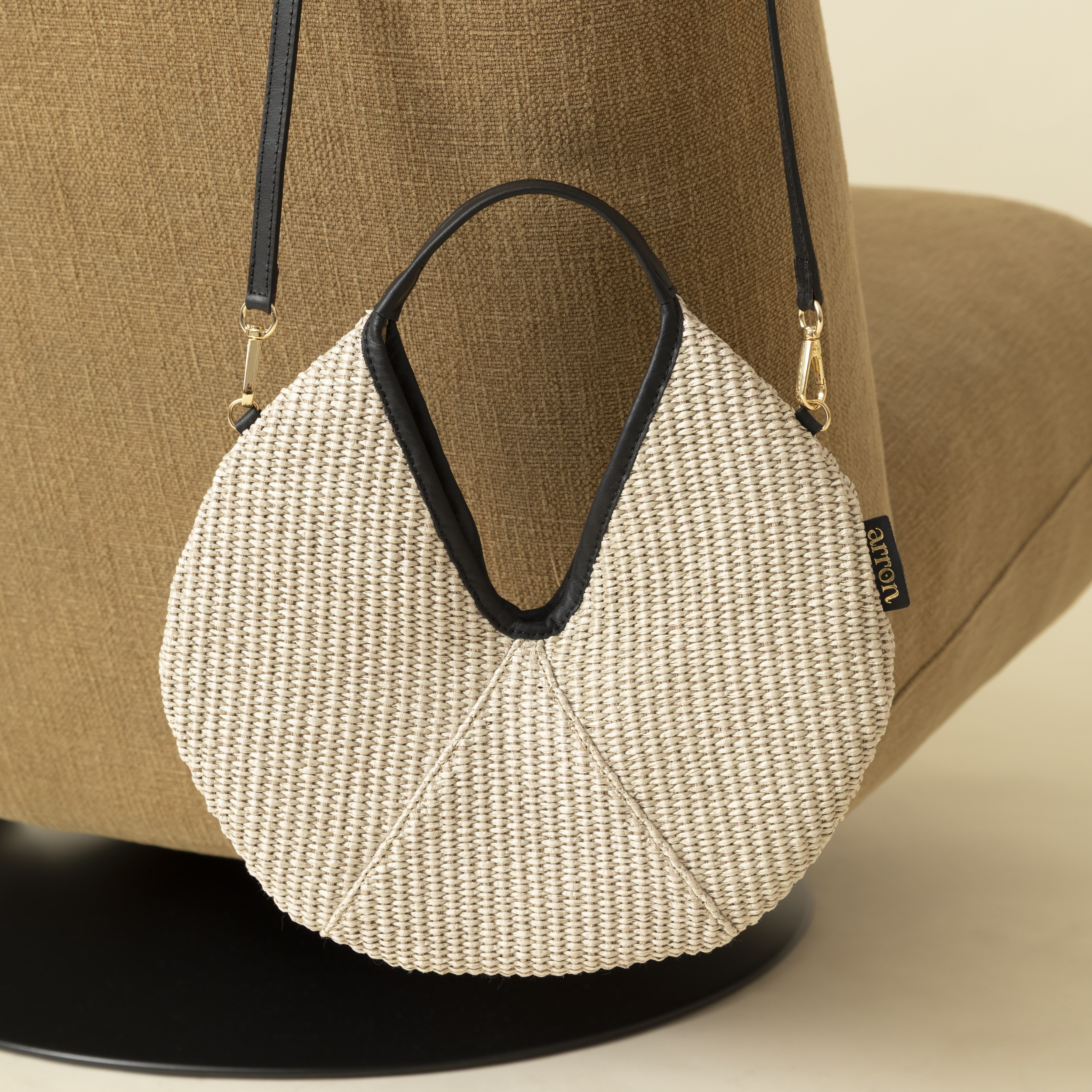 mini borsa Arron in rafia taupe e pelle nera  made in Italy dettaglio lifestyle
