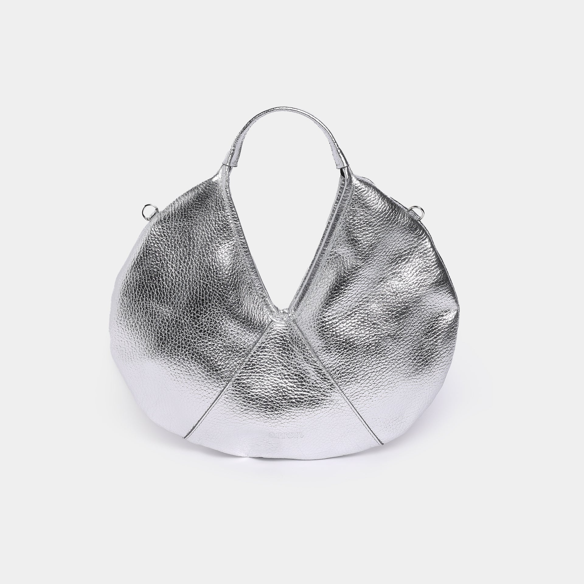 borsa rotonda mini marchio Arron pelle laminata color argento chic