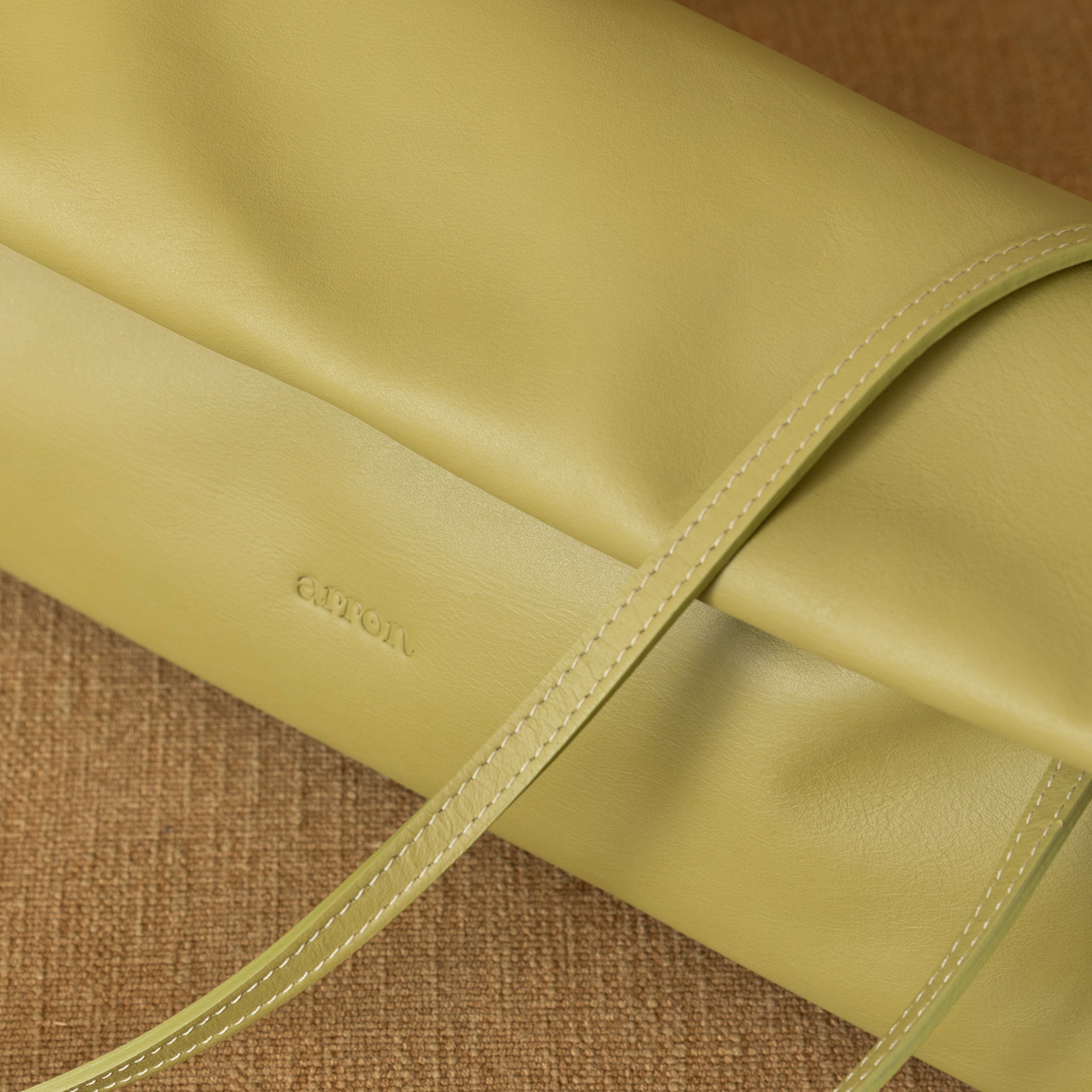 borsa Otta made in Italy del brand Arron  in pelle, forma allungata east west, trendy, color olio morbida e leggera manici fini dettaglio lifestyle