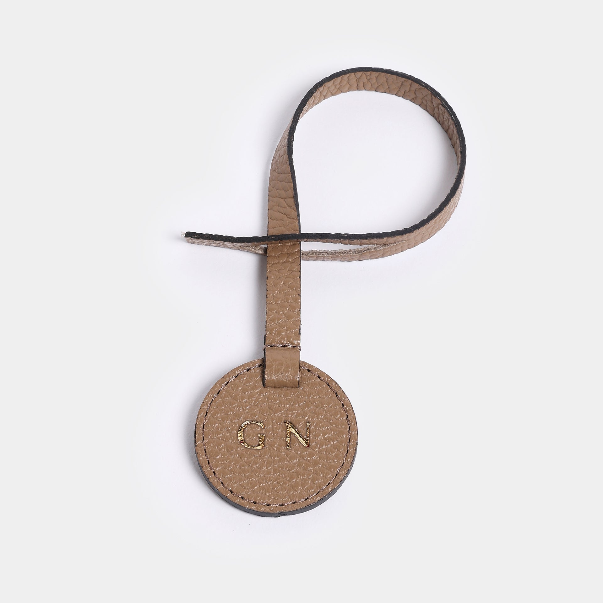 Portachiavi e charm Keira in pelle taupe Arron, personalizzato con iniziali timbrate a caldo, accessorio artigianale Made in Italy per borse e chiavi
