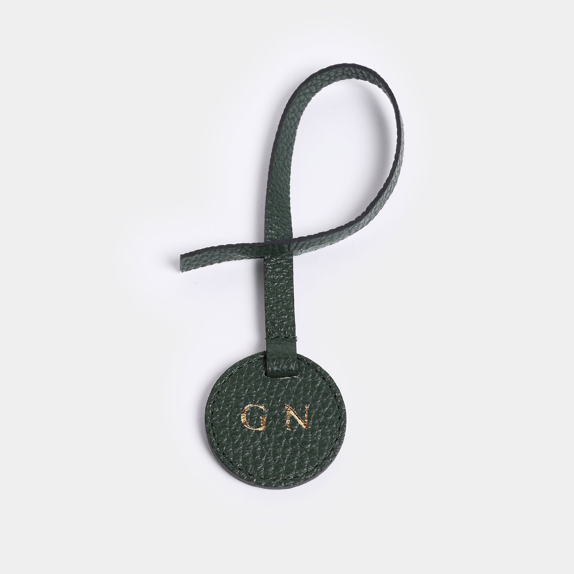 Portachiavi e charm Keira in pelle verde Arron, personalizzato con iniziali timbrate a caldo, accessorio artigianale Made in Italy per borse e chiavi