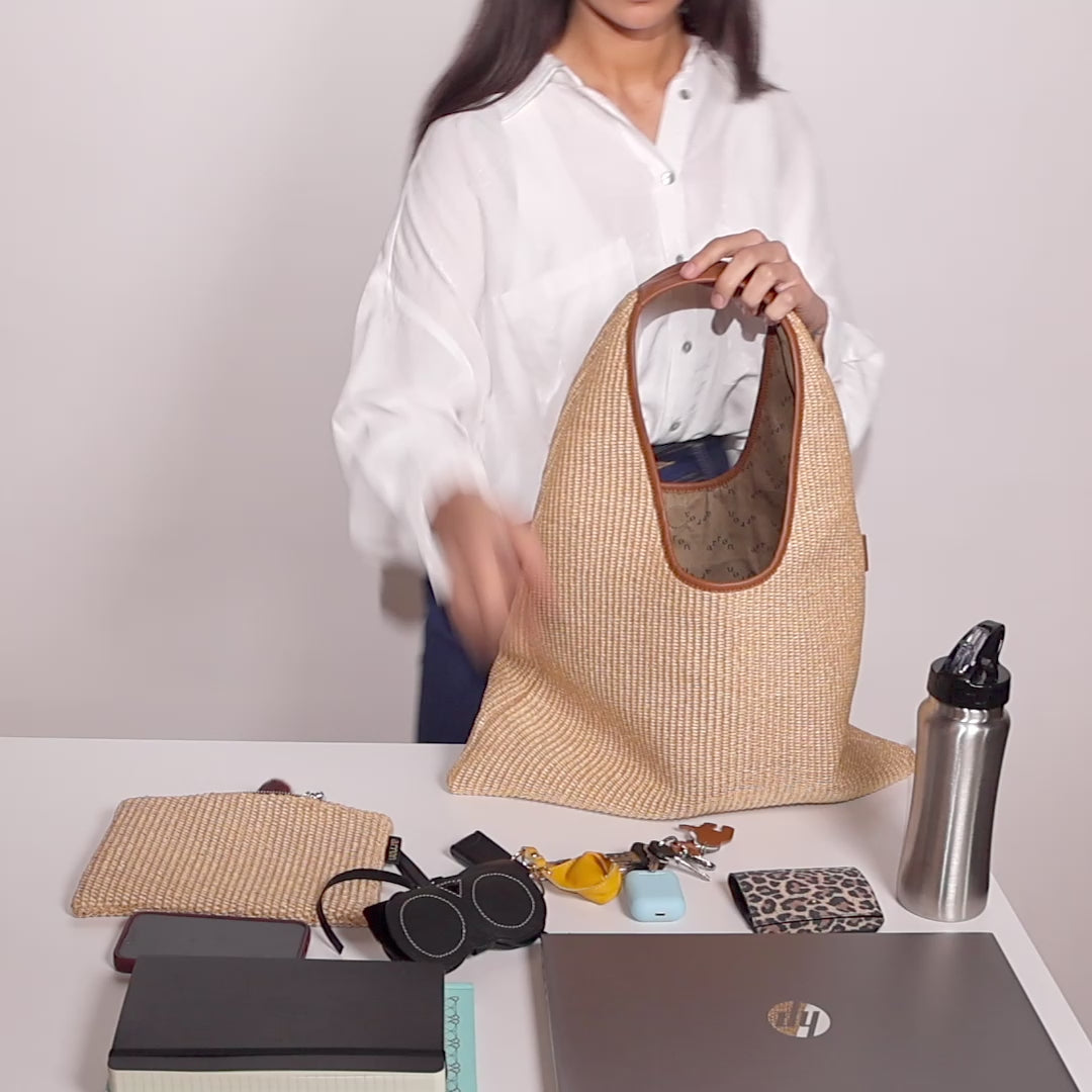 video capienza borsa hobo Arron a spalla in pelle e rafia rigata naturale e nero