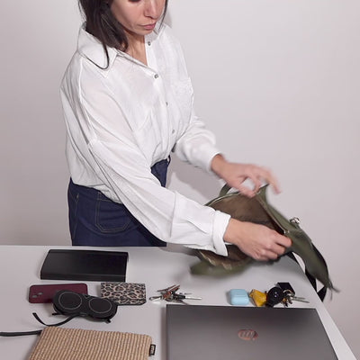capienza della borsa bianca SIBI ARRON da computer e da ufficio in pelle martellata con tracolla regolabile