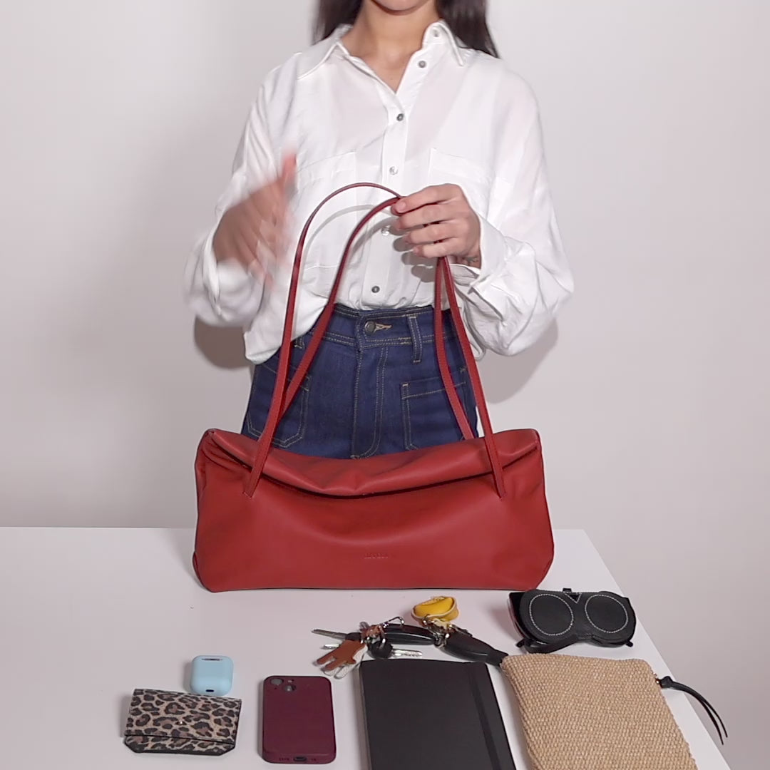 capienza borsa baguette a spalla Arron in morbida nappa color mattonel con zip 