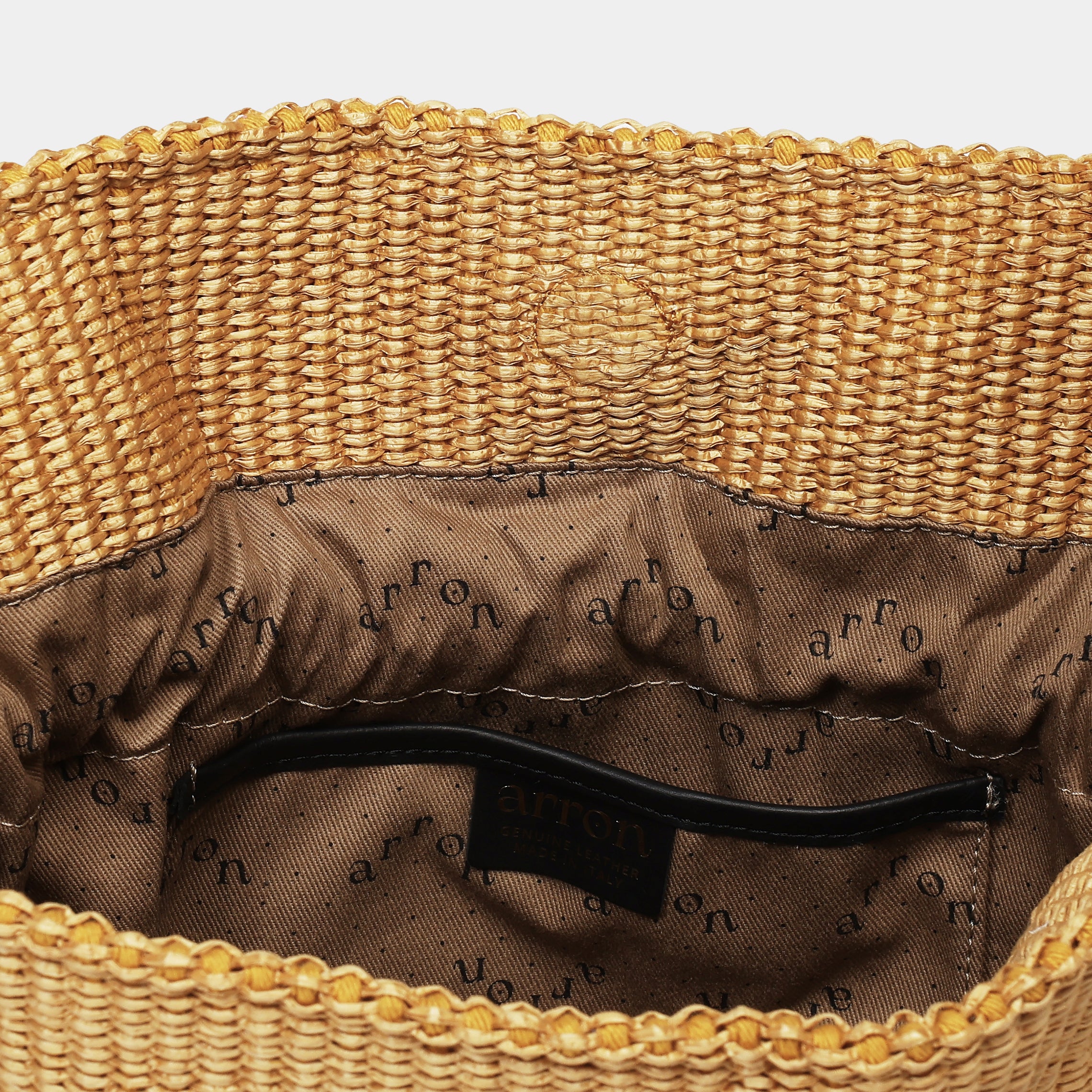 borsa Rossana a sacchetto in rafia ecrù naturale e pelle con tracolla e coulisse morbida quotidiana made in italy Arron chiusura dettaglio coulisse e calamita
